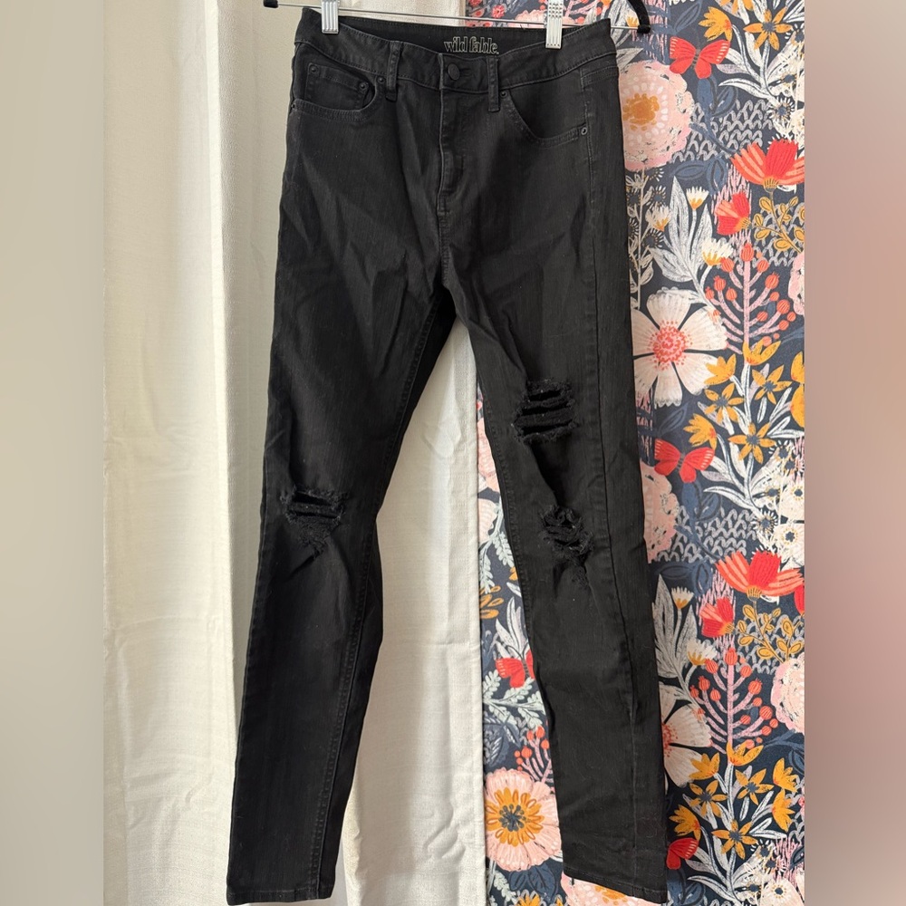 Woman’s Black Distressed Jeans